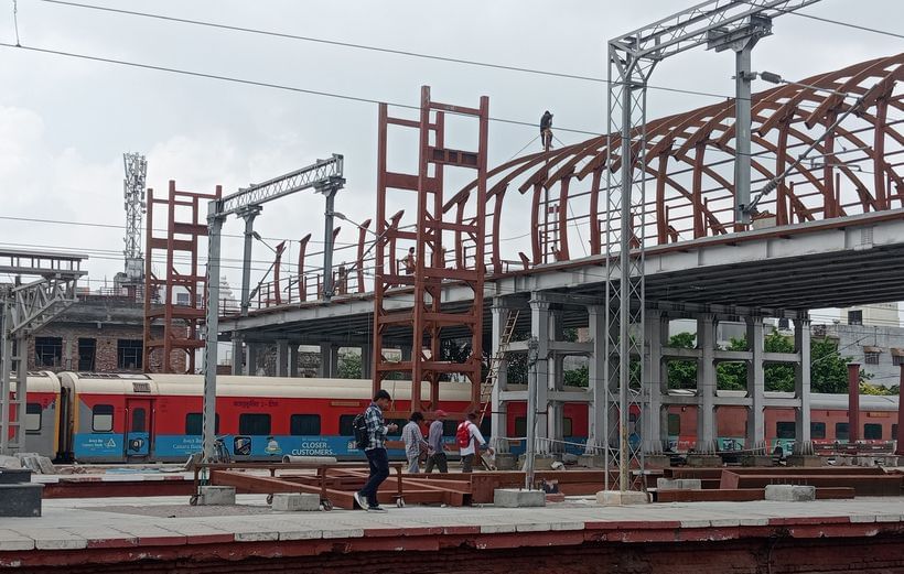 फोटो 25- सोनीपत स्टेशन के प्लेटफार्मों पर लिफ्ट लगाने के लिए खड़े गए पिलर। संवाद
