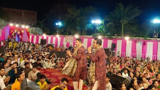 The flow of Bhajans flowed till late night in Shyam Sankirtan