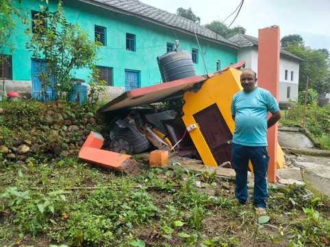 Late night rain razed five slate-roofed houses in Sujanpur and Bhoranj, causing heavy damage