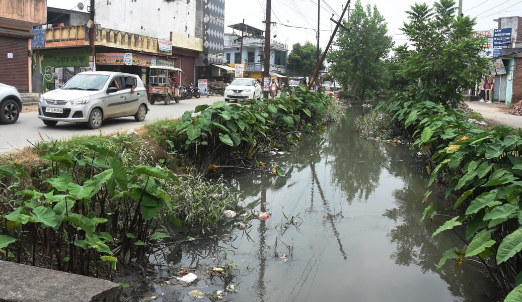 Dirt spread due to open drain, diseases spread due to waterlogging during rainy season