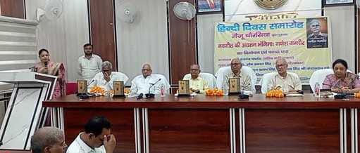 Navgeet is doing the challenging task of maintaining Indian poetic values: Om Prakash