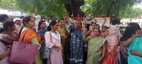 In protest against TET, teachers handed over a memorandum addressed to the Prime Minister to the DM