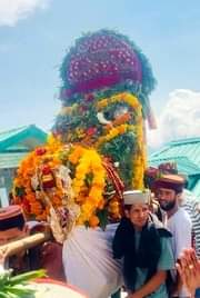 A long queue of devotees for darshan in Chansari