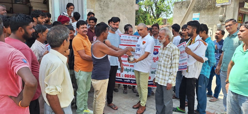 The people of Gandhi Nagar took a pledge to not consume drugs by putting salt in the pot