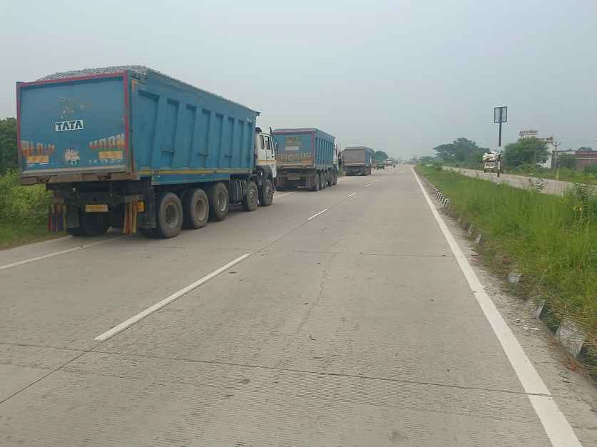 Heavy vehicles are standing at 20 places in a distance of 40 km on the highway