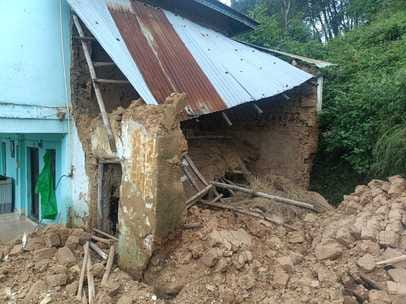 The house is also in danger due to the collapse of the cowshed in Papalah