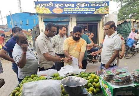 Lessons of cleanliness taught to vendors in the market