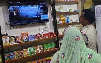 Kanpur Women robbed mercilessly robbers fled after breaking Mangalsutra robbed a woman riding a scooter