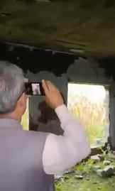 मंजाकोट के माल गांव मे सरकारी प्राइमरी सकूल के भवन की खस्ता हालत देख गुस्से मे आ गए विधायक फोटो