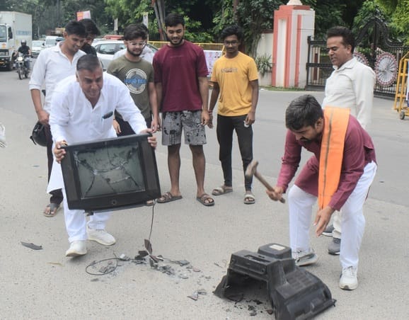 TV was broken with a hammer in protest against India-Pakistan match
