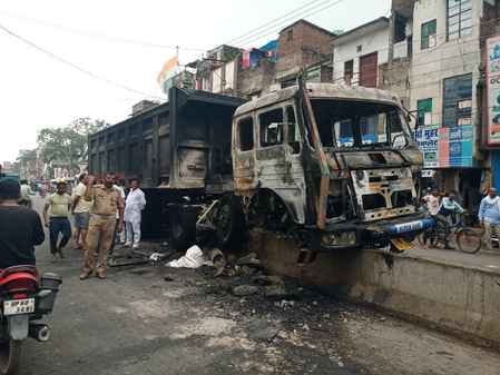 Dumper collided with divider, diesel tank burst into fire