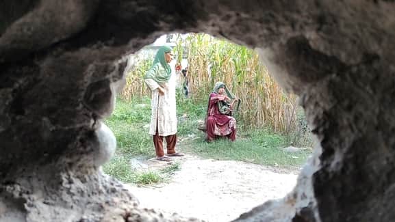 पुंछ जिले के गांव खड़ी करमड़ा में शहनाज अख्तर का पाकिस्तानी गोलाबारी से क्षतिग्रस्त मकान पांच म