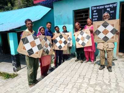 The temple of education was renovated, villagers laid tiles on the dilapidated floor
