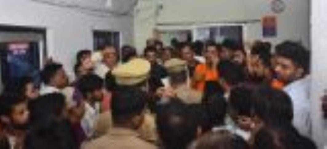 Fight between BJP and advocate party, protest at ACP Chowk office