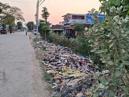 Litter and garbage is spreading due to plastic, living is difficult due to foul smell