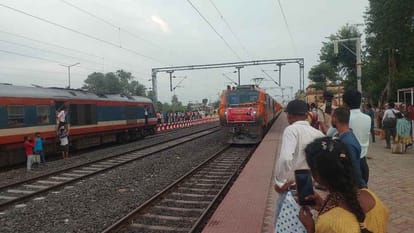 सुपौल में अमृत भारत एक्सप्रेस के पहुंचने पर उत्साहित लोग।