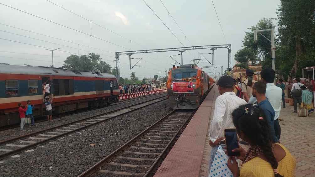 सुपौल में अमृत भारत एक्सप्रेस के पहुंचने पर उत्साहित लोग।
