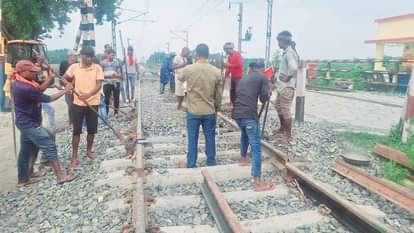 सरायगढ़ में चल रहा ट्रैक बिछाने का कार्य