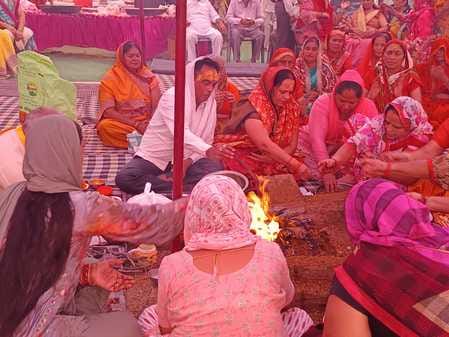 Devotees took prasad in the storehouse