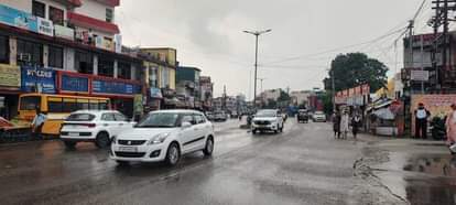 ऊना में हल्की बारिश के बीच गंrव्य की और जाते वाहन सवार।संवाद
