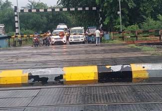 The gate falls 16 to 18 times in 24 hours, causing long traffic jams