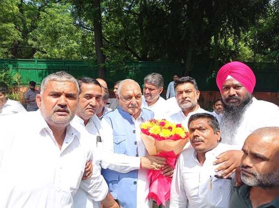 Congress leaders reached Delhi to congratulate the former Chief Minister