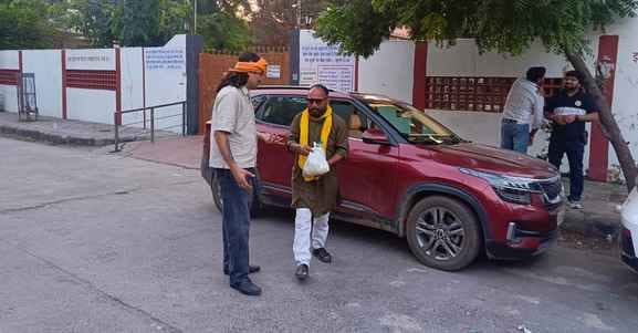 The driver threw garbage from the car, Rohtakiya said- what is this... in response he said- what happened