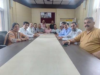 बाबा बालक नाथ मंदिर न्यास तलाई की बैठक में मौजूद अधिकारी व अन्य। संवाद