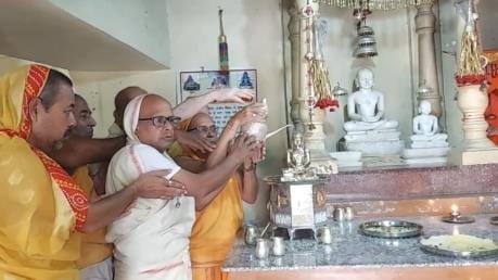 The group of people who arrived from Mumbai worshipped Lord Pushpadant Nath