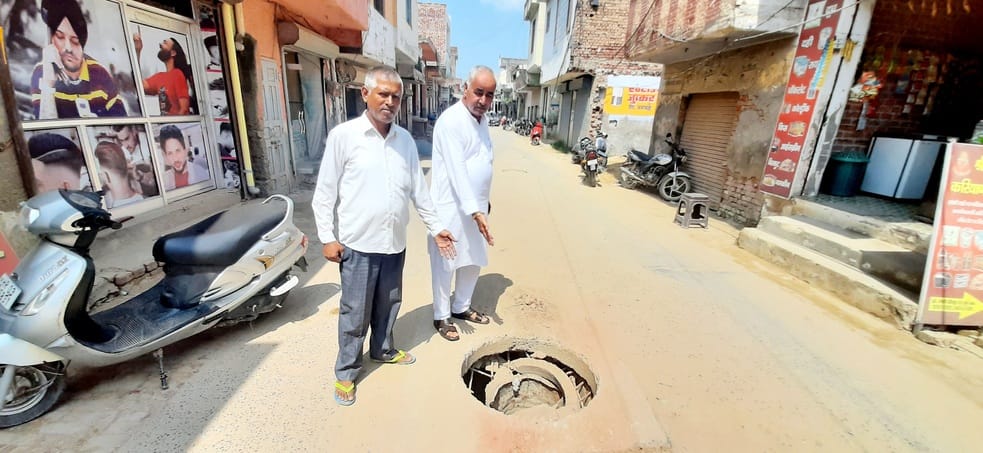 Sewerage manholes from Anaj Mandi to Tohana Road pose a danger, there is a fear of accident