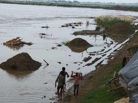 Siddharthnagar News : Rapti water level is rising, local people are scared