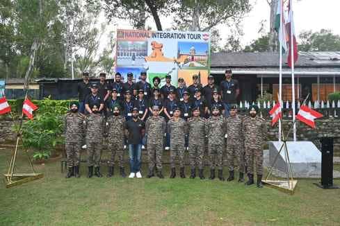 भारतीय सेना ने जम्मू-कश्मीर के छात्रों के लिए राष्ट्रीय एकता यात्रा को हरी झंडी दिखाई फ़ोटो स्रो