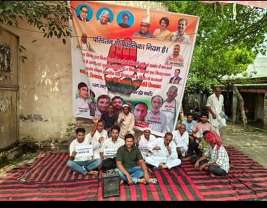 Congress staged a sit-in protest against electricity workers