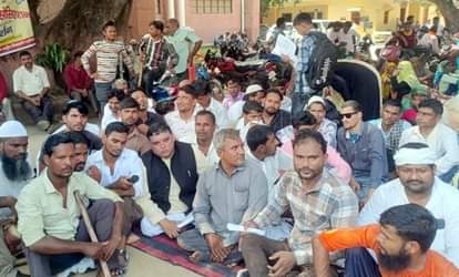 Disabled people raised slogans and submitted a memorandum in support of their demand