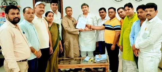 Teachers submitted a memorandum to the MP regarding TET