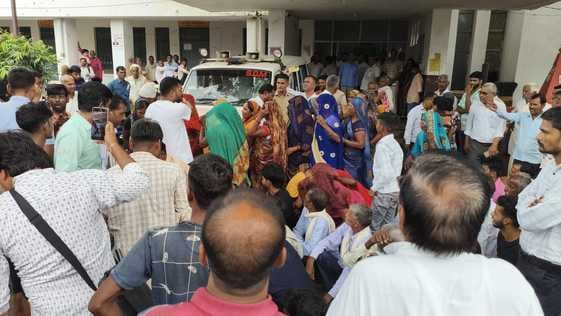 Villagers lashed out at the tehsil alleging irregularities in distributing flood relief material