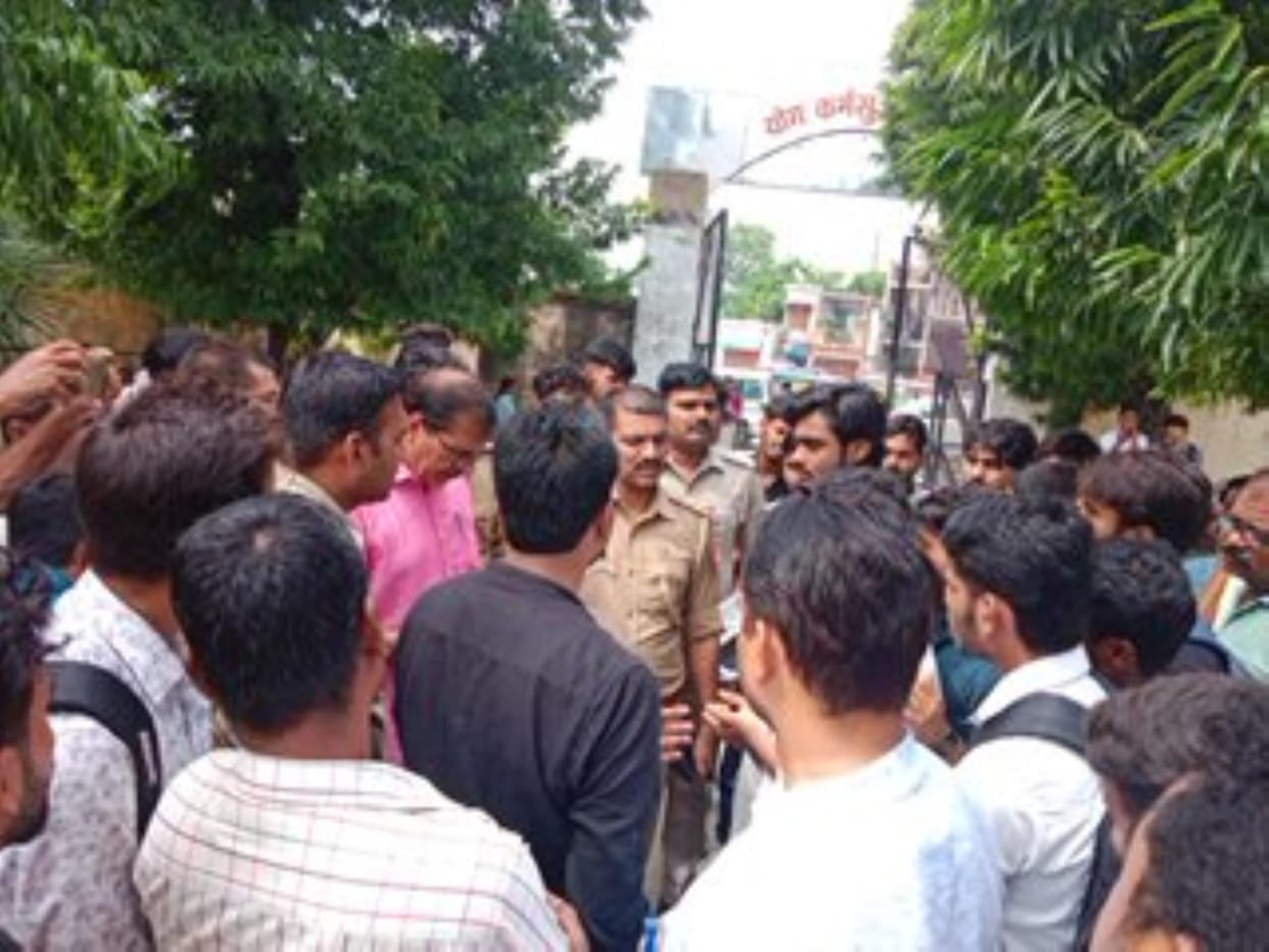 Demand to stop studies in Arts Faculty building, demonstration