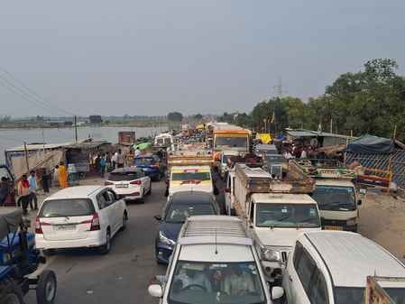 Eight km long jam on Etawah-Bareilly highway