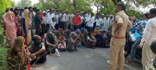 Angry farmers blocked Jaitpur-Kulpahar road due to non-availability of fertilizers