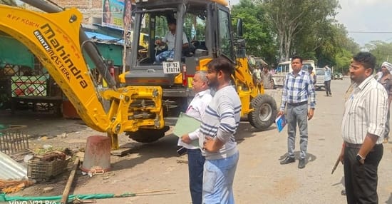 JCB operated on Panchanan crossroad, encroachment removed