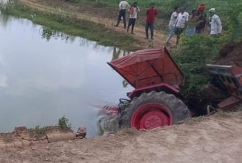 Tractor trolley loaded with soil fell into the canal, parapet wall damaged