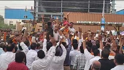 फोटो : 38चुनाव जीतने पर खुशी से झूमते चौधरी जसवीर सिंह राणा। संवाद