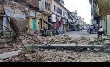 The mansion collapsed at night in Azad Chowk, the electric pole also broke