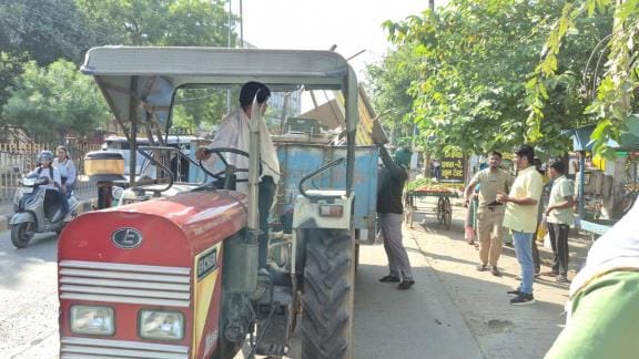 Before the festive season, encroachments were removed from the footpaths, goods of those who set up kiosks and hawkers permanently were confiscated