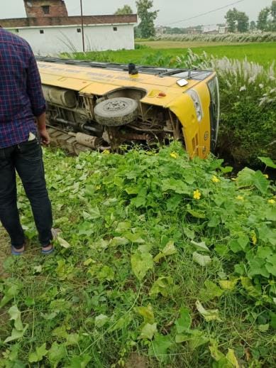 Gorakhpur News: Bus carrying children to school overturned, two children injured