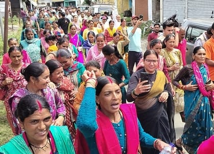 Angry over the death of the pregnant woman, people closed the market in Ghansali and protested