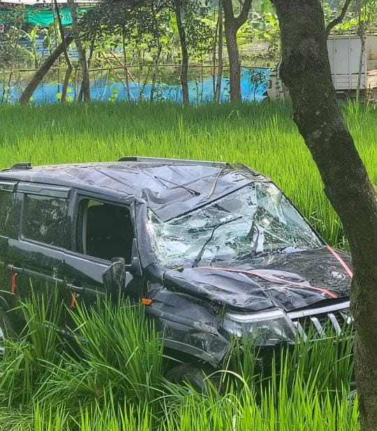 Bolero overturned while trying to save Vanrose, two people injured
