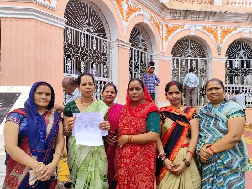 कलेक्टर से शिकायत करने पहुंचीं महिलाएं।
