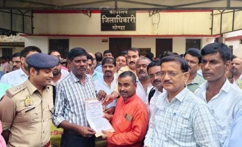 Teachers protested at the Collectorate