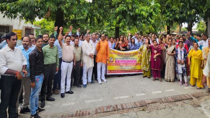 Teachers protested against the Supreme Court order